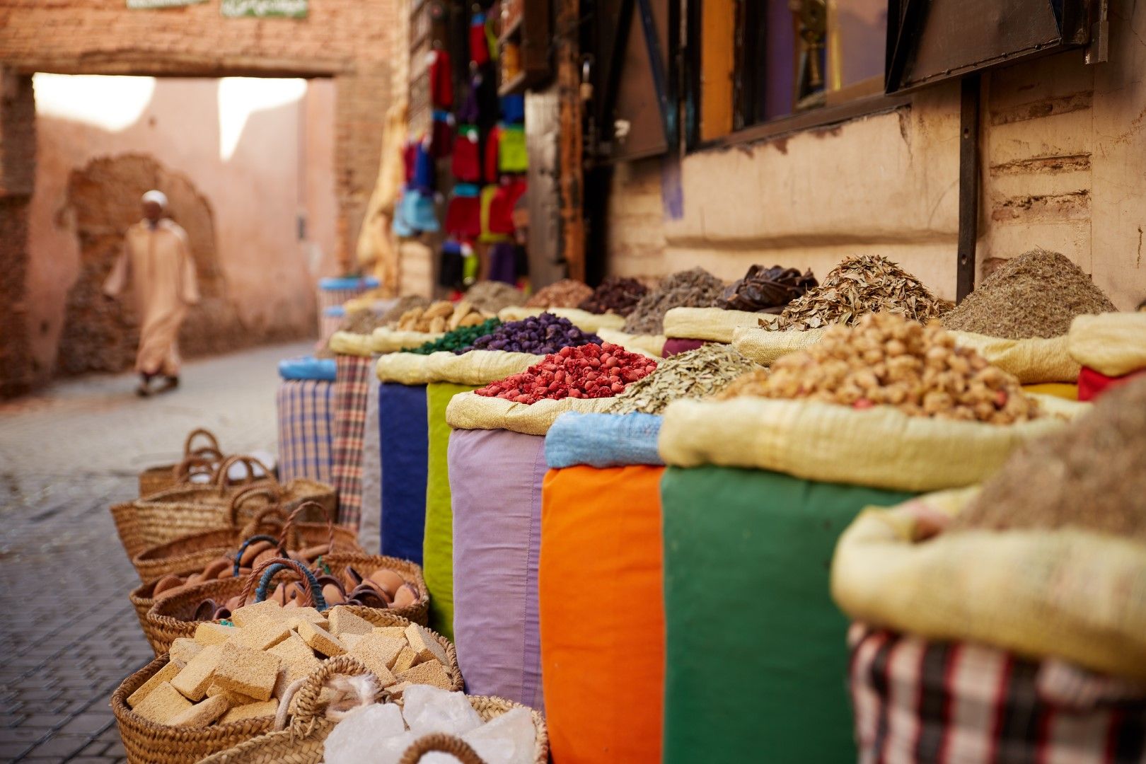 Пазарите на Маракеш са незбродими и пълни с чудеса - подправки, дрехи, обувки, килими, кожени изделия, сувенири, чай и украшения за дома. 