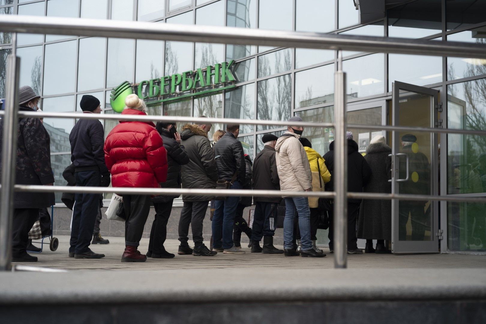 Опашка пред клон на СБЕРбанк в Москва през месец март