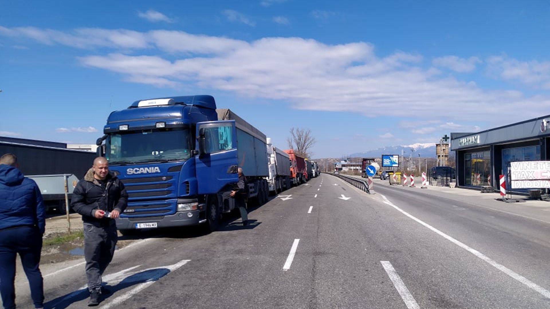 Камиони блокираха пътя към ГКПП "Кулата", заплашват да затворят и двете платна (видео/снимки)