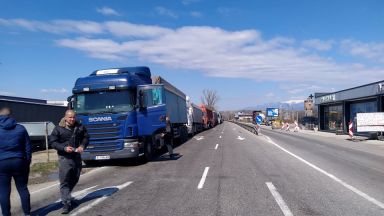 Шофьори на тежкотоварни камиони превозващи зърно блокираха пътя преди ГКПП
