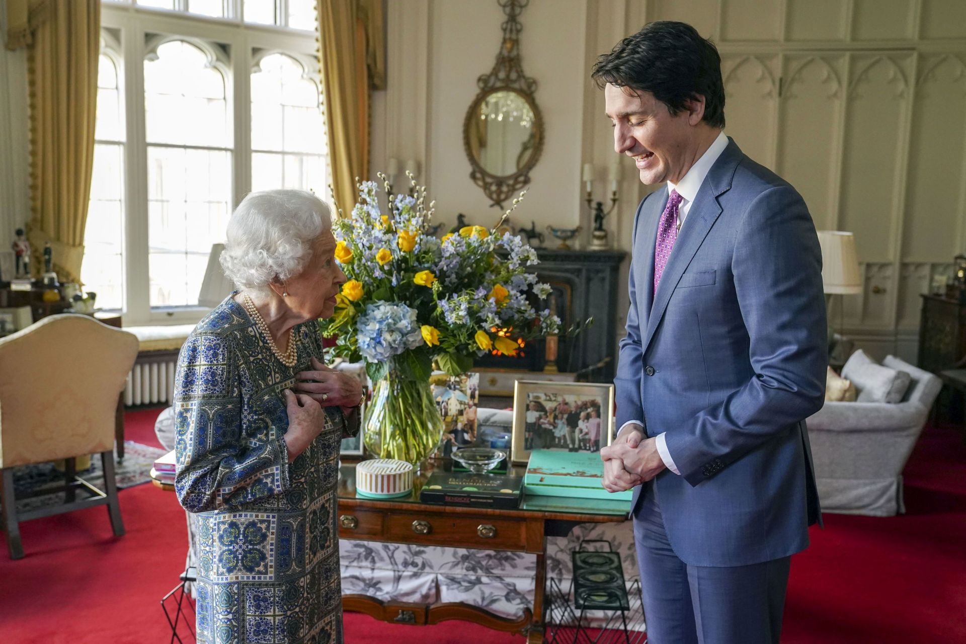 След боледуването, първата поява на Кралицата беше с Джъстин Трюдо, премиер на Канада