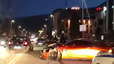 Гонка между два мощни автомобила завърши с тежка катастрофа с