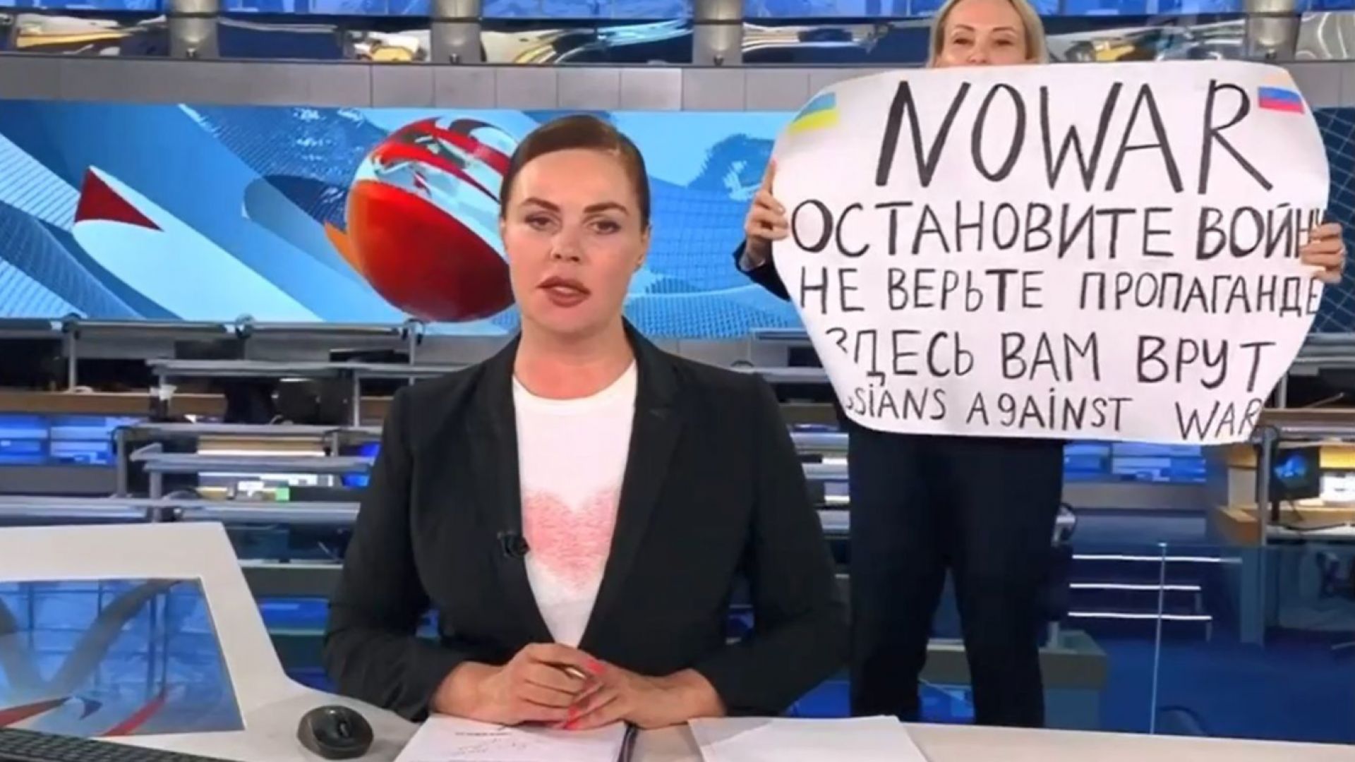 Журналистката, която издигна антивоенен плакат в руския тв ефир, с първо изявление след ареста