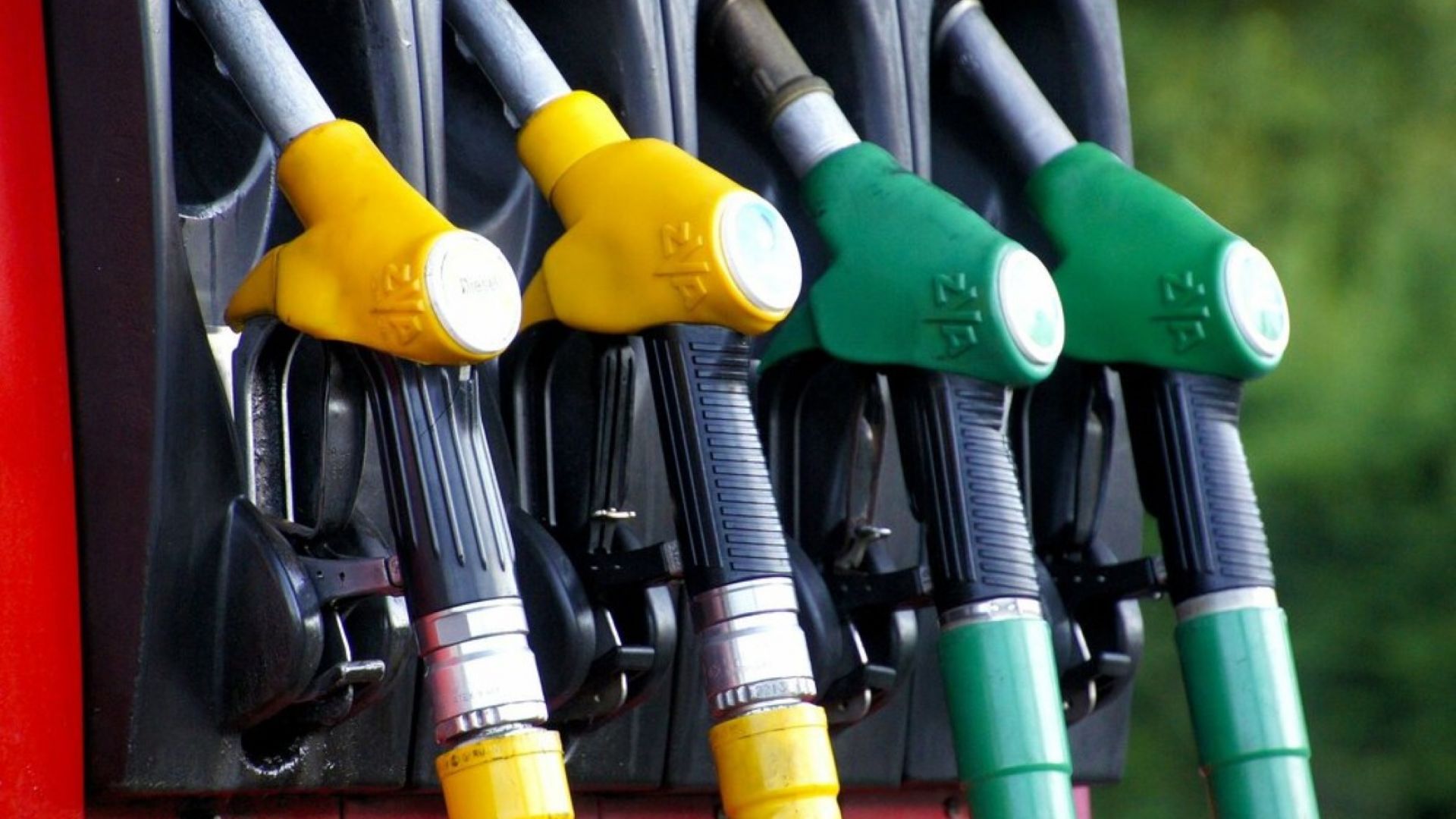 Поевтиняването на горивата у нас за година: Дизелът с 35 ст., бензинът - с 2 ст.