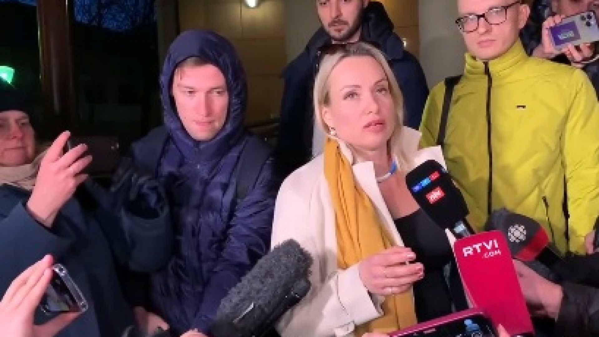 Руската журналистка Марина Овсянникова бе задържана за кратко от полицията в Москва