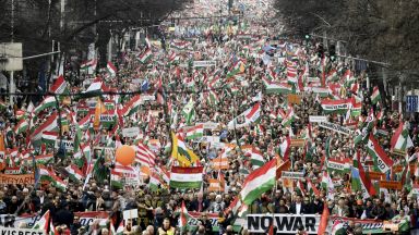 Десетки хиляди унгарци излязоха по улиците на столицата Будапеща в