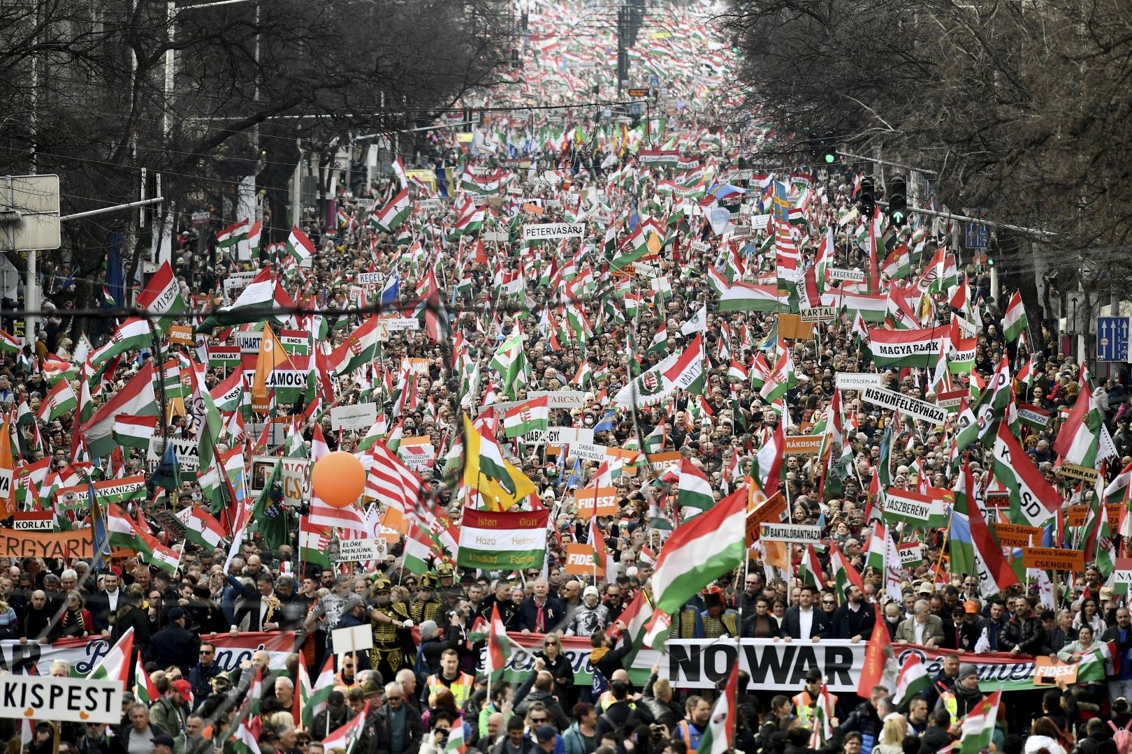 Хиляди привърженици на премиера на Унгария Виктор Орбан се събраха в Будапеща във вторник, 15 март 2022 г.