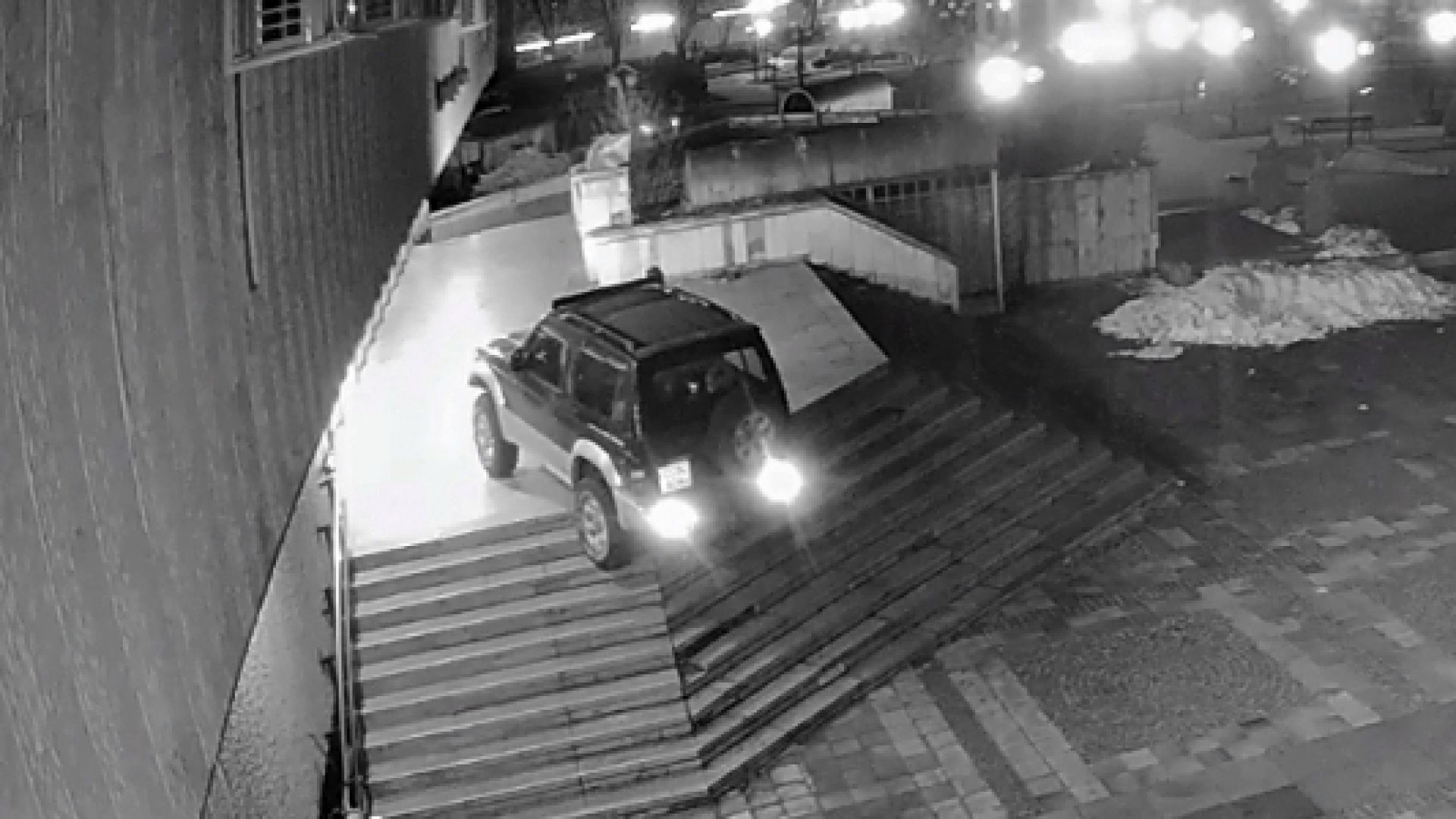 Издирват шофьор, качил се с джип по стълби в центъра на Ботевград (видео)