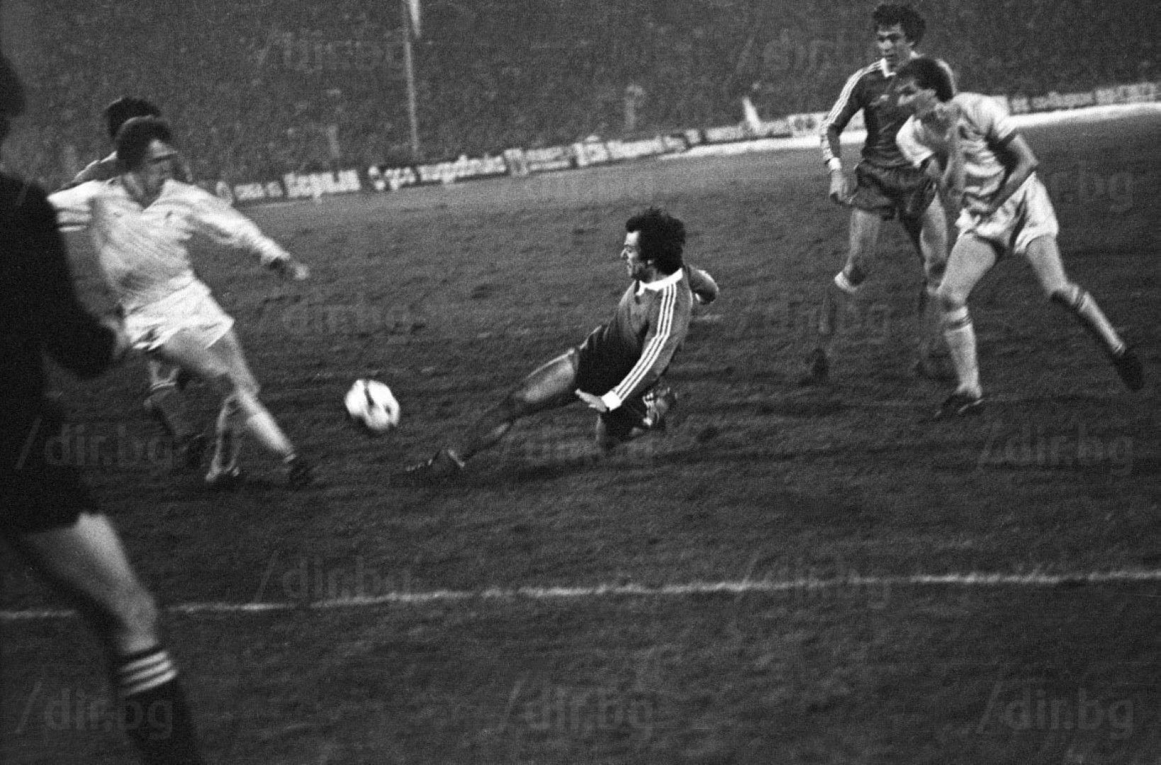 Стойчо Младенов бележи втория гол във вратата на Ливърпул,  март 1982 г.