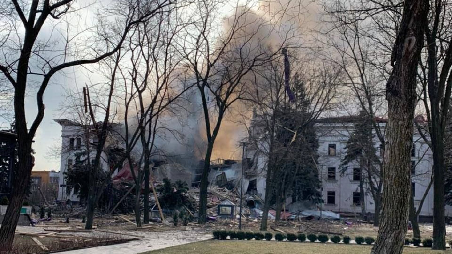 Бомба срути театъра в Мариупол, 10 души загинаха на опашка за хляб в Чернигов