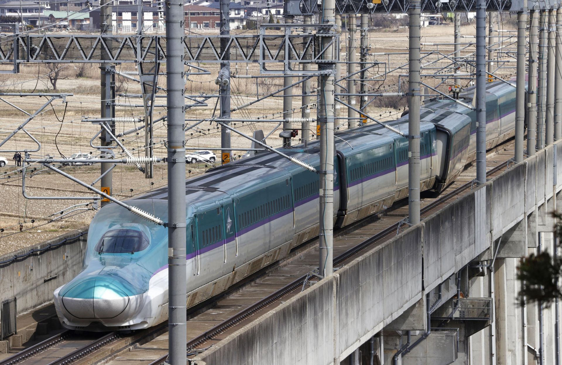  Бърз влак дерайлира в префектура Мияги по време на труса в Северна Япония, който разтърси крайбрежието 