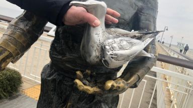 Предмостието със скулптурата на легендарния зевзек Петьо Пандира е любимо