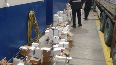 1607 парфюма задържаха митническите служители в района на ГКПП Дунав