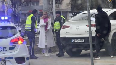 Шефката на "Артекс" паркира белия си "Мерцедес" на тротоара на Руски паметник (снимки)
