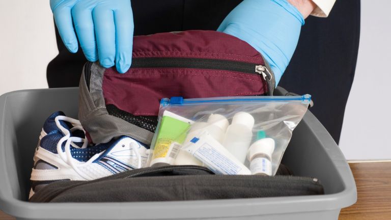 От самурайски мечове до чанта от жабешка кожа, това са най-абсурдните находки в забравен багаж