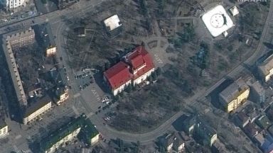 Властите в Украйна твърдят че бомбоубежището в театъра в Мариупол