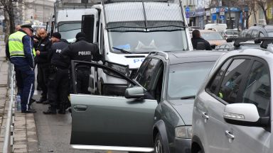 Полицаи ритат и удрят двама задържани в София след гонката