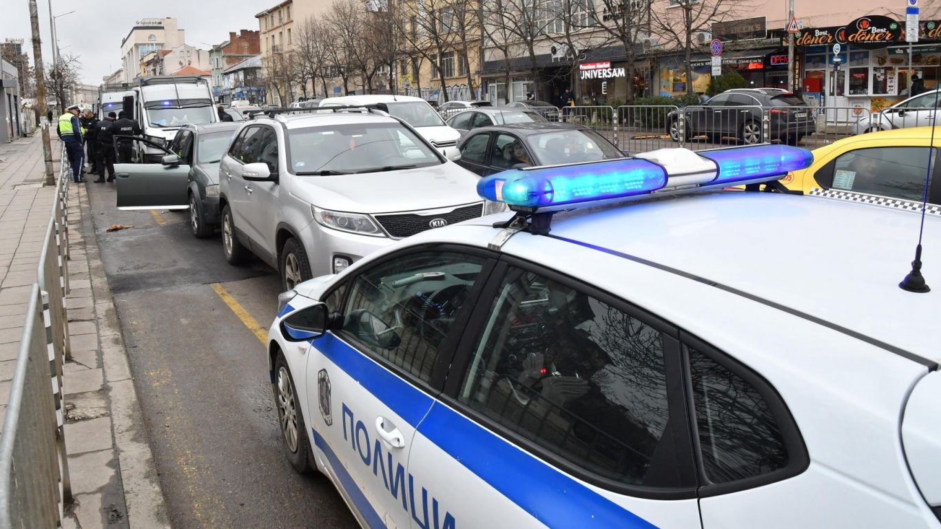 13-годишен шофьор блъсна четири коли при гонка с полицията в Ботевград