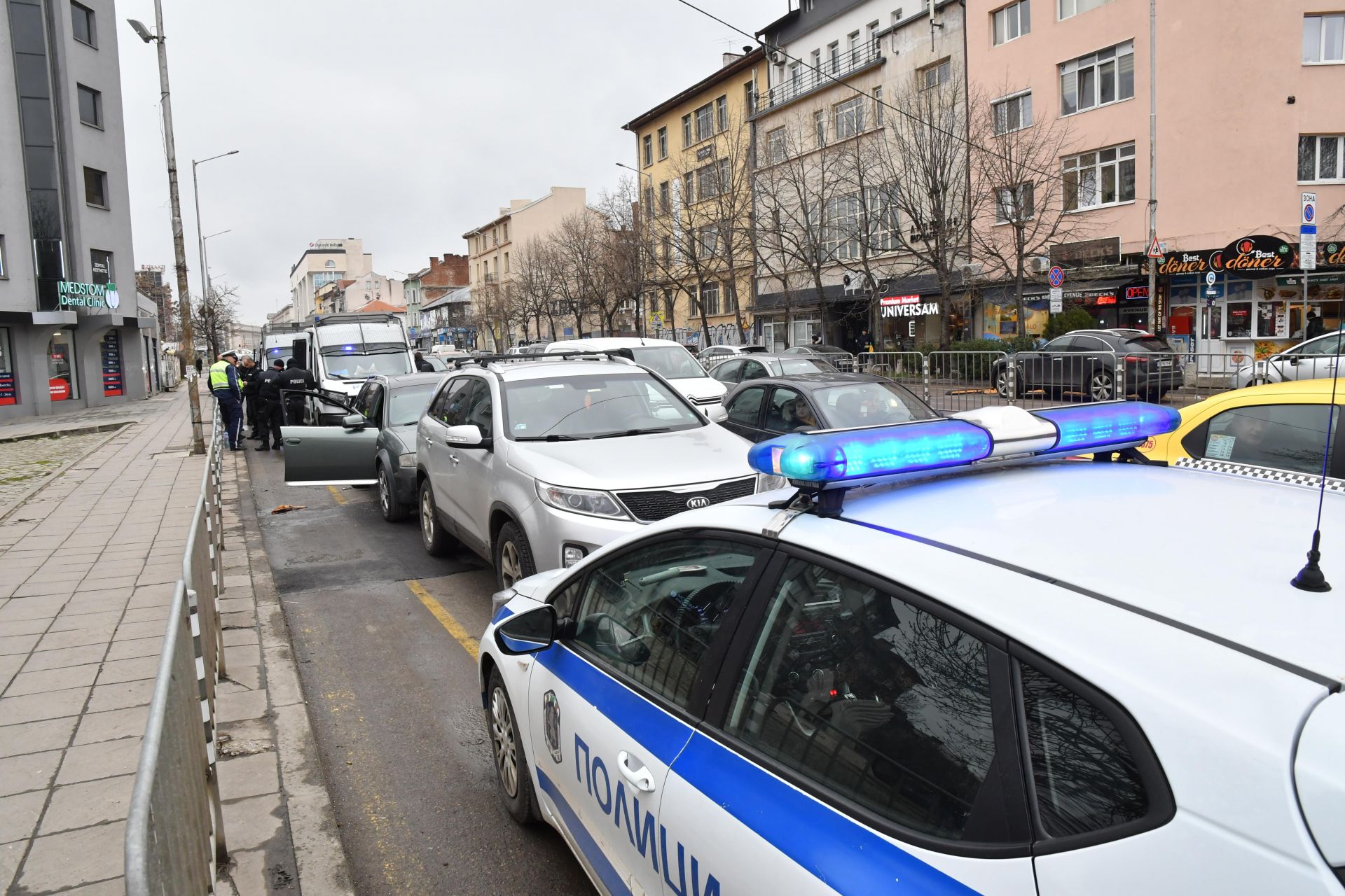 Служителите на реда са установили, че зад волана на автомобила е 13-годишно момче, а до него пътува и 12-годишен спътник