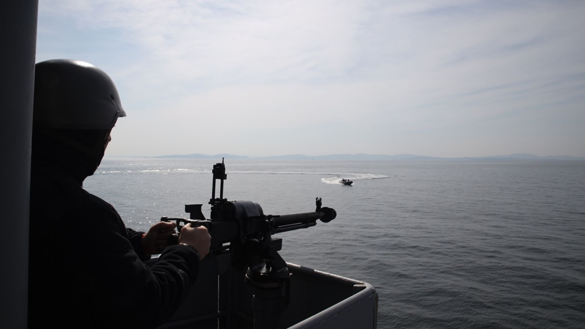 Военни кораби провеждат тактически учения, стрелят по морска и въздушна цел (снимки)