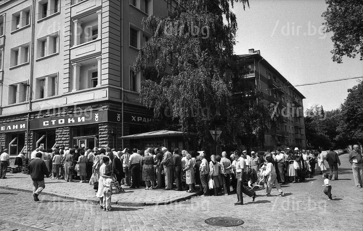 На опашка за олио в София през август 1994 г.
