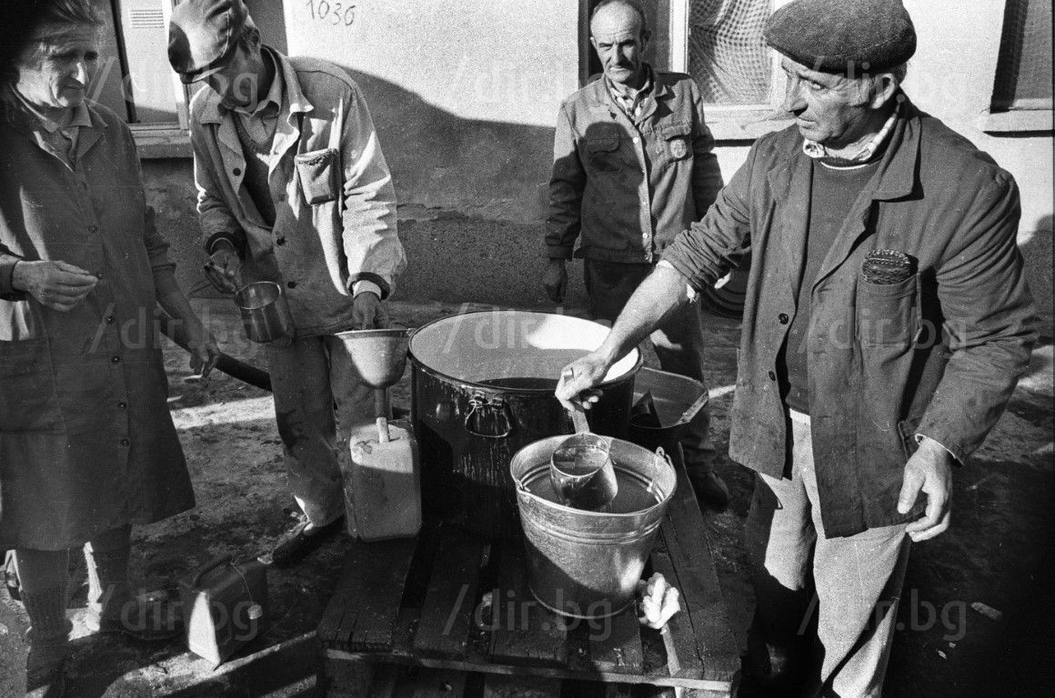 1994 г. : Хората от село Деавене предварително са платили по 240 лева за декар плюс 23 лв. за транспорт, така че на базата на добива им се полагат по 30 литра олио