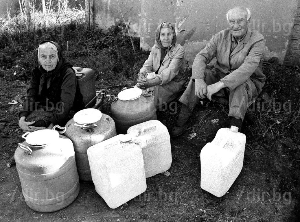 1994 г. - В очакване на олиото в село Девене
