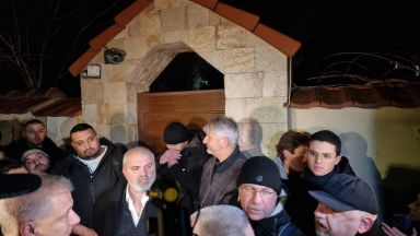 Около 22 30 часа полицаи изведоха лидера на ГЕРБ Бойко Борисов
