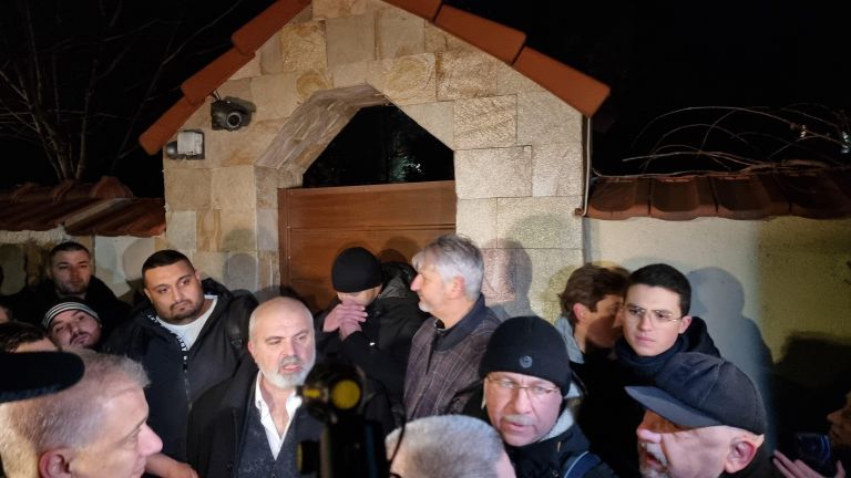 Около 22.30 часа полицаи изведоха лидера на ГЕРБ Бойко Борисов