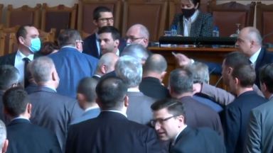 Депутатите почти стигнаха до бой в пленарна зала заради ареста