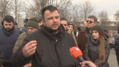 Полицията дойде докато вечеряхме поискахме документ те казаха че нямат