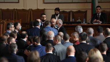 Депутатите почти стигнаха до бой в пленарна зала заради ареста