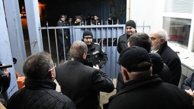 Десетки фенове на Бойко Борисов са се събрали пред сградата