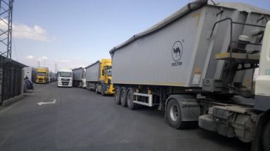  Полиция блокира зърнобаза в Бургаско, 50 камиона чакат да товарят за експорт | Днес.dir.bg 