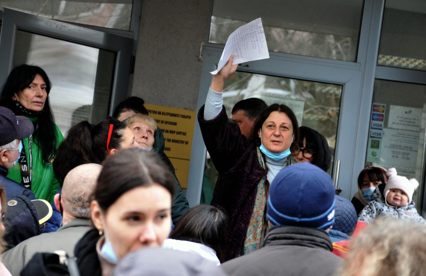 Украински граждани се редят пред мобилния пункт, който се намира в сектор „Миграция” към Пето РПУ в Бургас, за да подадат заявления за бежански статут