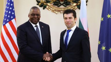 Премиерът Кирил Петков посрещна в Министерски съвет американския министър по отбраната