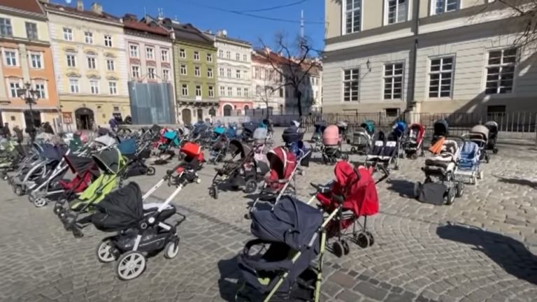 Празни бебешки колички бяха наредени в центъра на Лвов. Всяка