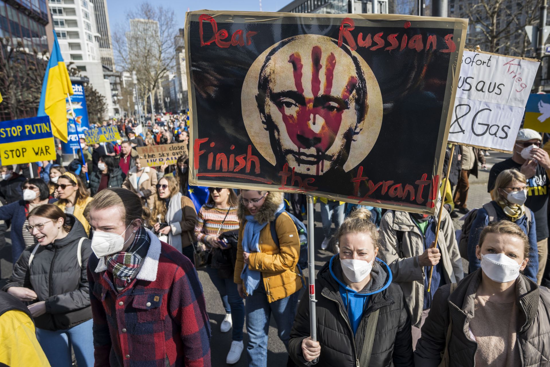 Стотици излязоха на протест срещу войната в Украйна във Франкфурт