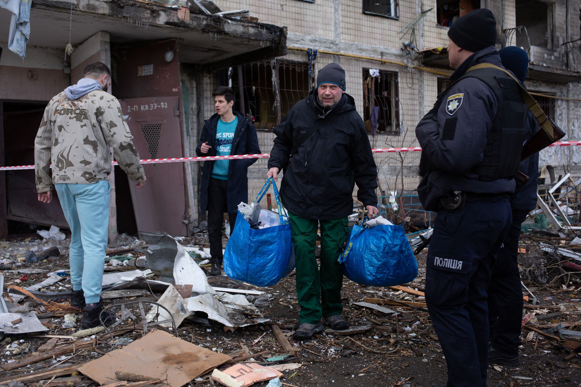 Mъж напуска унищожения си дом в Киев