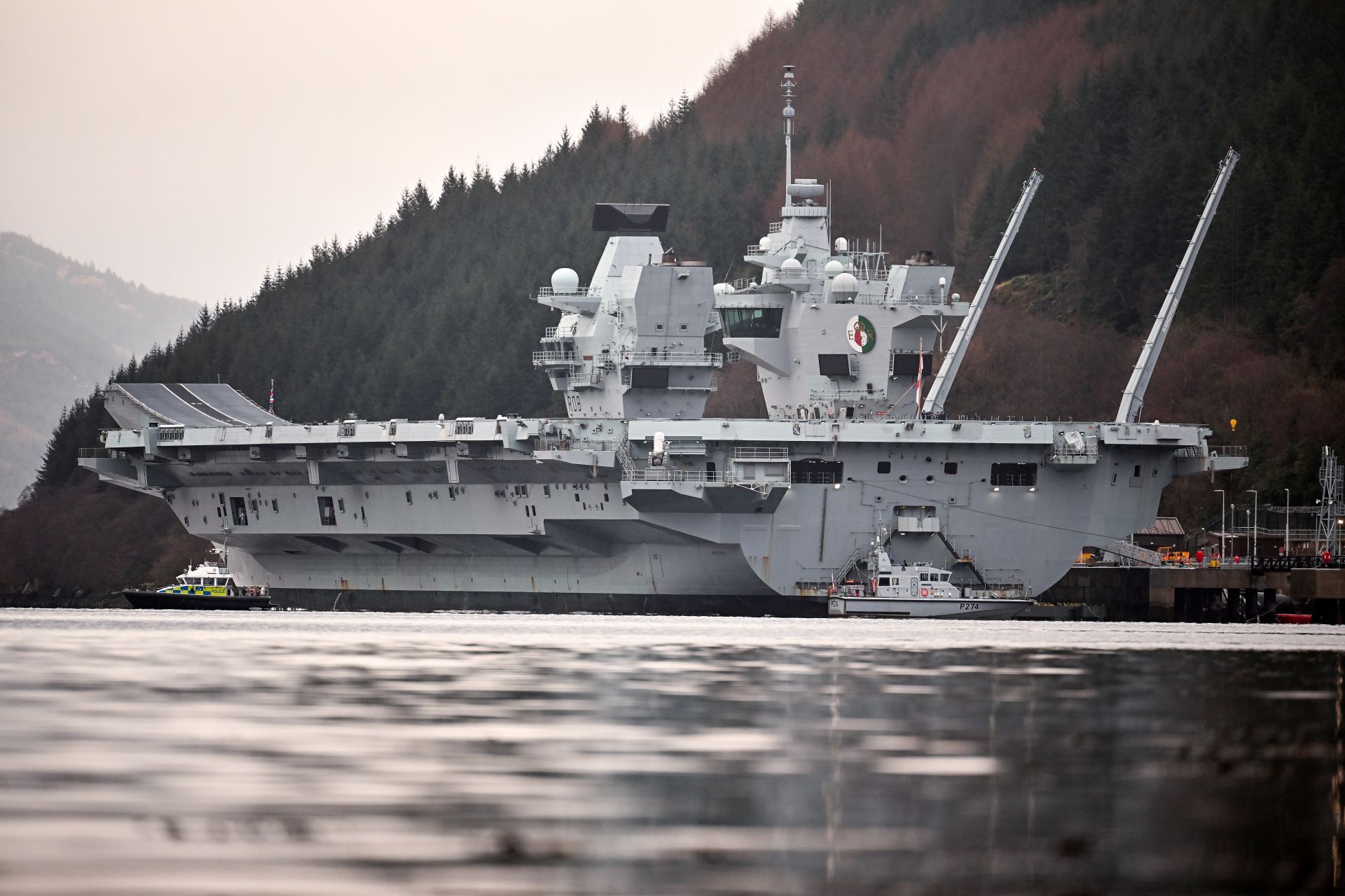 Най-големият военен кораб на Великобритания обратно във водата