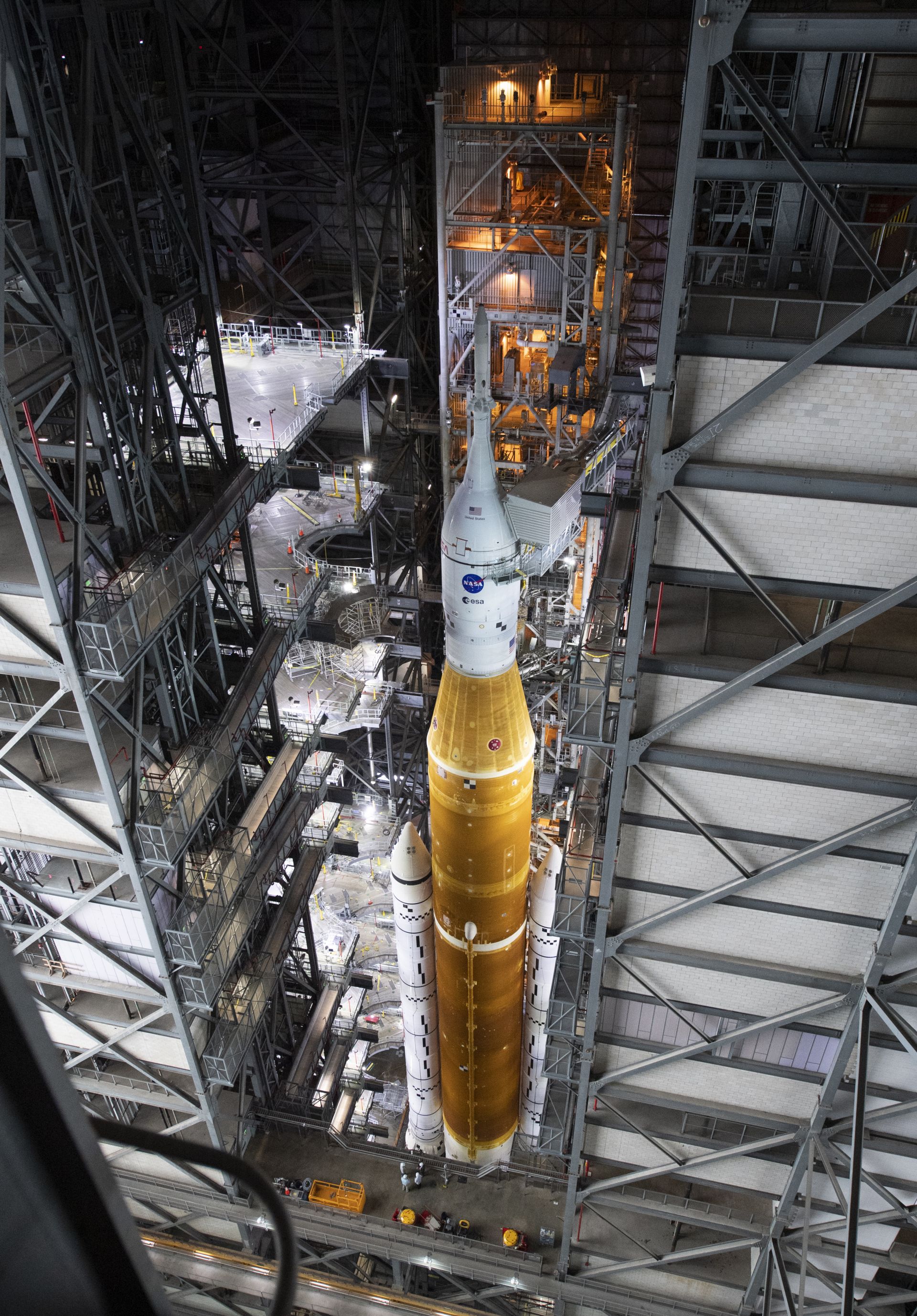 Ракетата Space Launch System (SLS) с космическия кораб Orion на върха на мобилна пускова установка в High Bay 3 на Vehicle Assembly.
