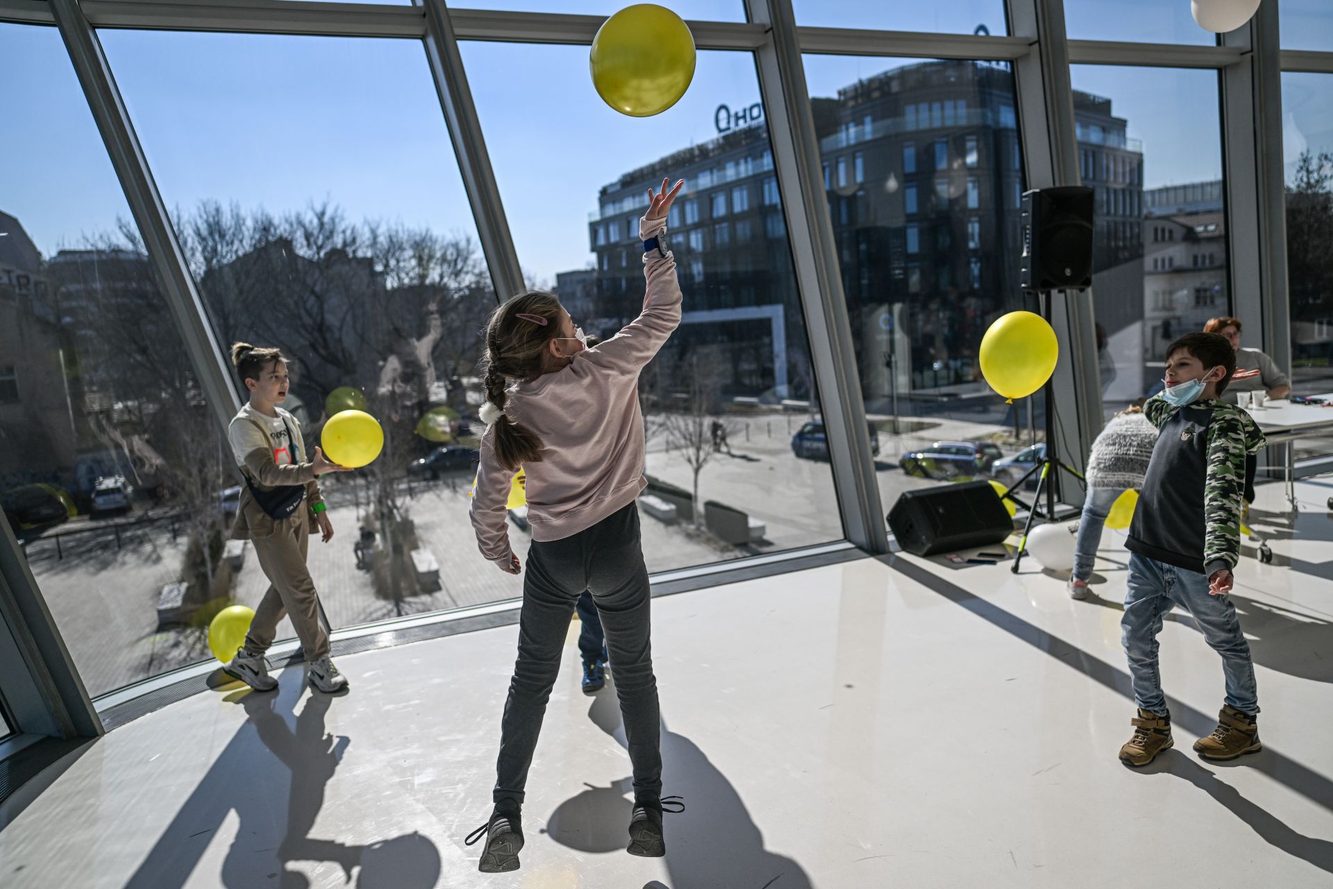 Деца от Полша и Украйна си играят в центъра за бажанци 