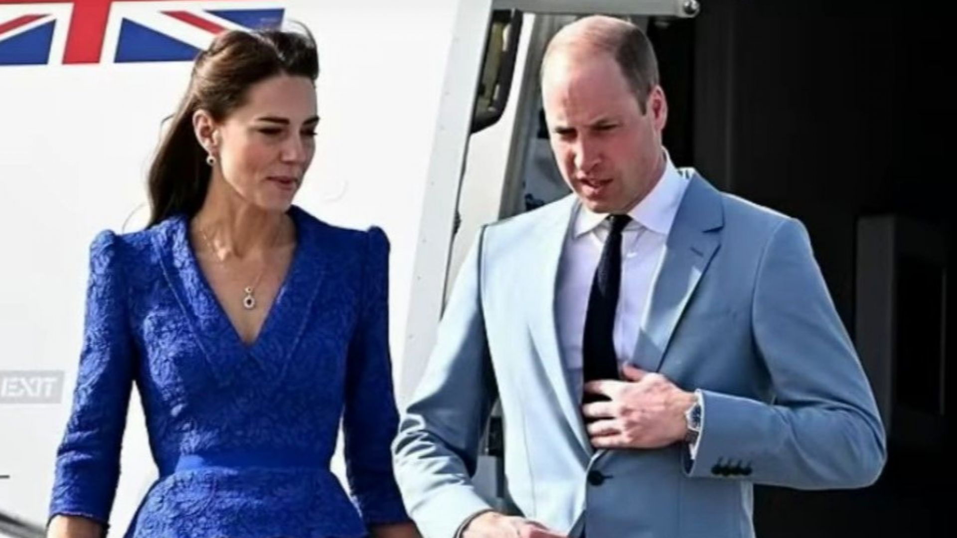 Принц Уилям и съпругата му Кейт започнаха карибска обиколка (видео)