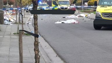 Кола се вряза в насъбрало се множество хора на карнавал