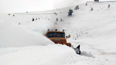 След 7 дневна борба с огромни преспи екипите на пътноподдържащите фирми