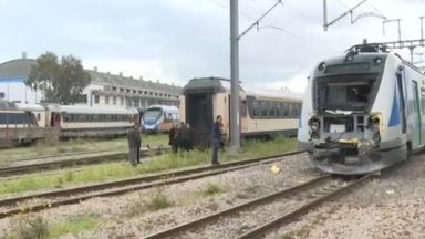 Близо 100 души бяха ранени в сблъсък между два влака
