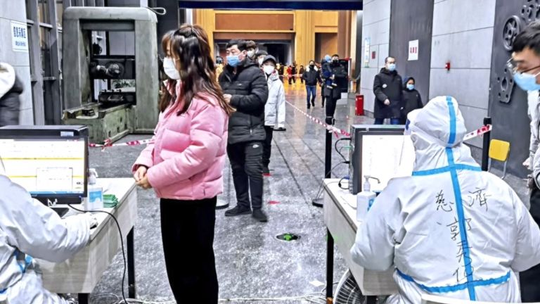 Властите в Шанхай съобщават днес за продължаващ ръст на новите