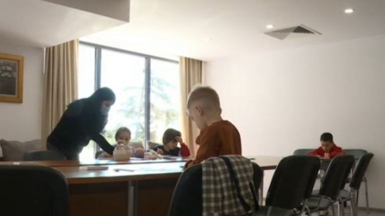 Близо 100 деца, избягали с родителите си от войната в