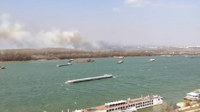 Голям пожар в Румъния задими центъра на Русе. В съседния