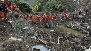 Дъжд в Южен Китай спря издирването на жертви и черните